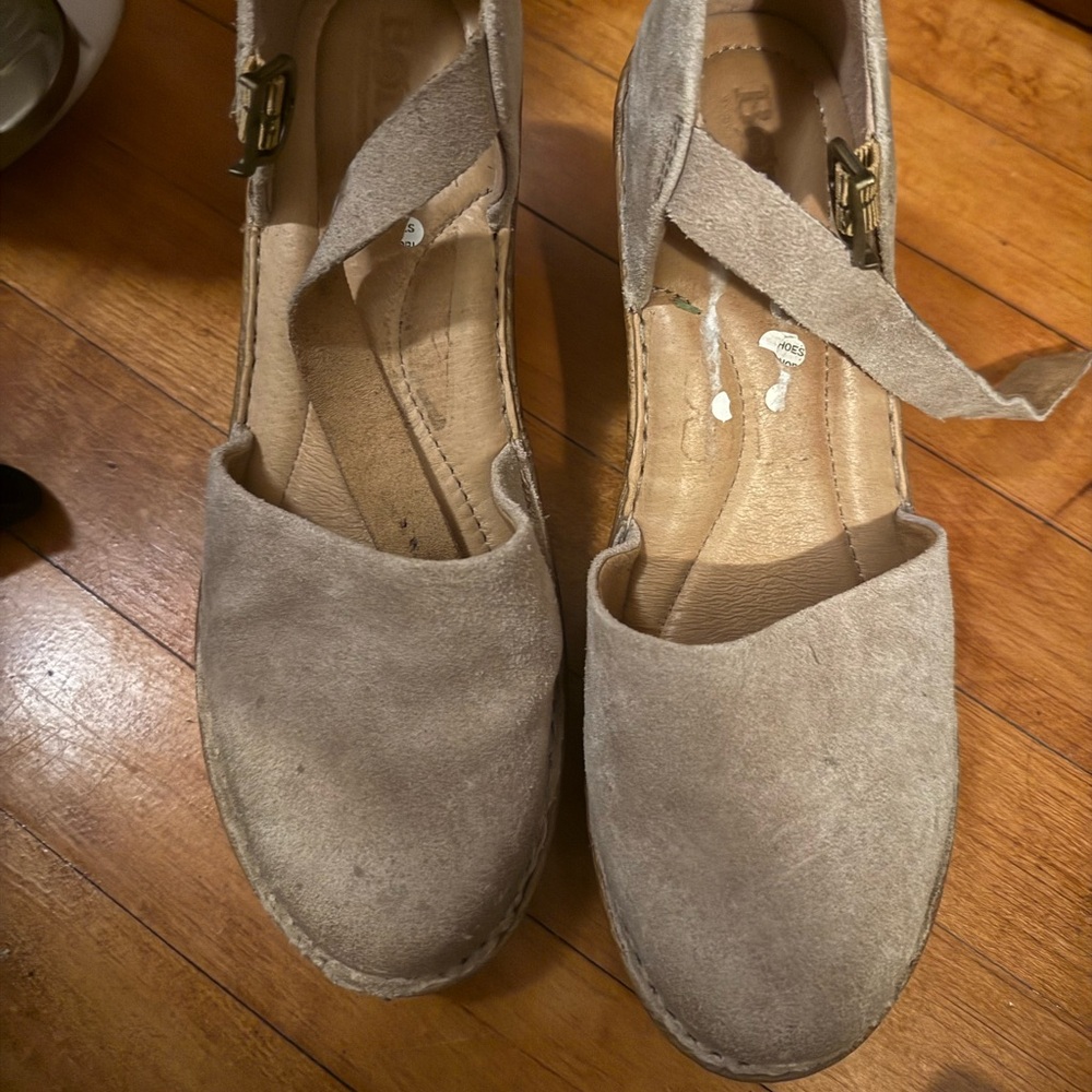 Naturalized Comfort Beige Closed Toe Sandals size 7.5 Wedges Platforms
